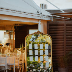 Photo d'un mariage à La Réunion – Plan de tables – Miroir doré effet vieilli, Décoration florale