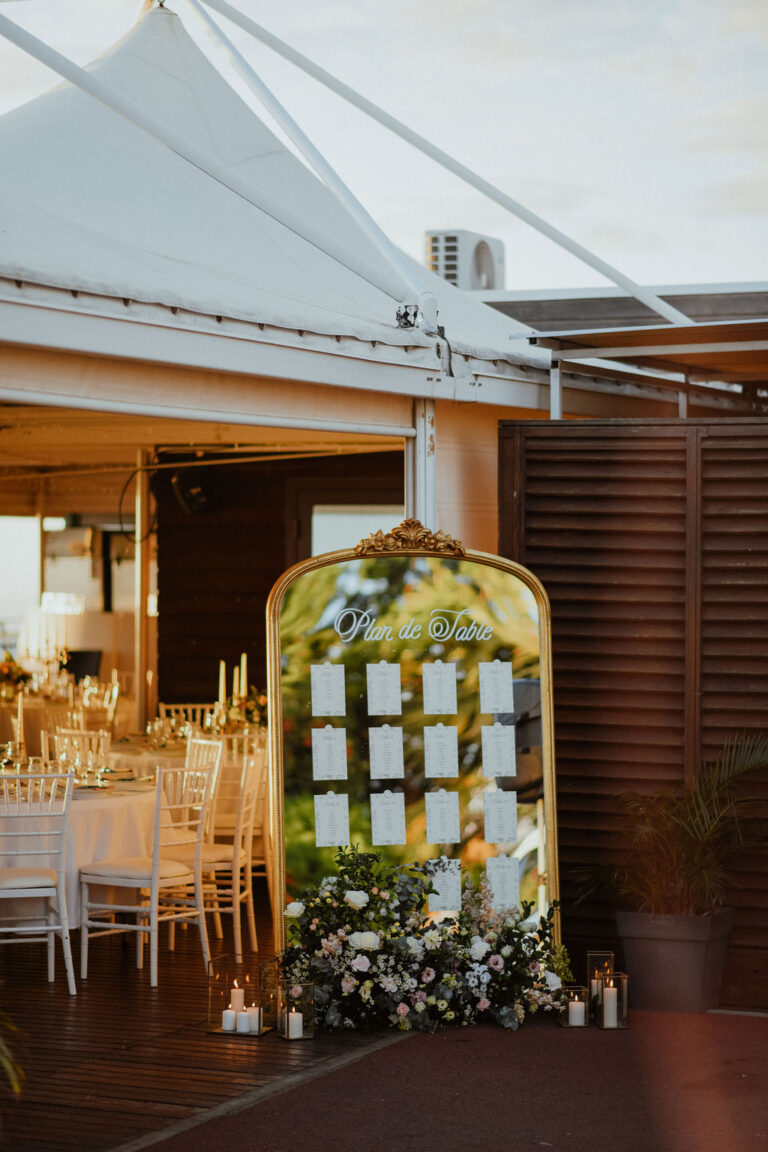Photo d'un mariage à La Réunion – Plan de tables – Miroir doré effet vieilli, Décoration florale