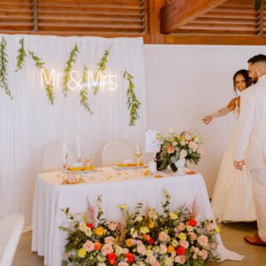 Photo d'un mariage à La Réunion – Table d'honneur – Décoration florale