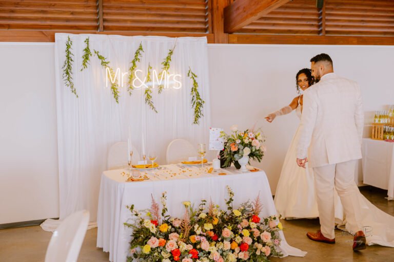 Photo d'un mariage à La Réunion – Table d'honneur – Décoration florale