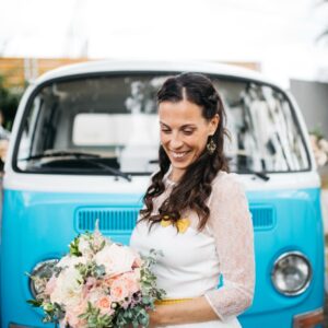 Photo d'un mariage à La Réunion – Bouquet de la mariée – Décoration florale, COMBI VW