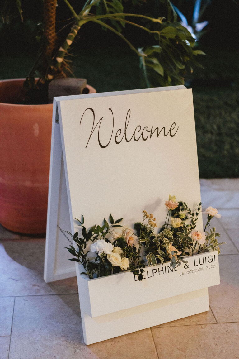 Photo d'un mariage à La Réunion – Panneau de bienvenue – Panneau de bienvenue « Le pliable », Décoration florale