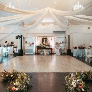 Photo d'un mariage à La Réunion – Décoration florale, Guirlandes lumineuses, Tentures pour plafond