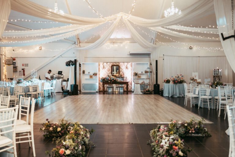 Photo d'un mariage à La Réunion – Décoration florale, Guirlandes lumineuses, Tentures pour plafond