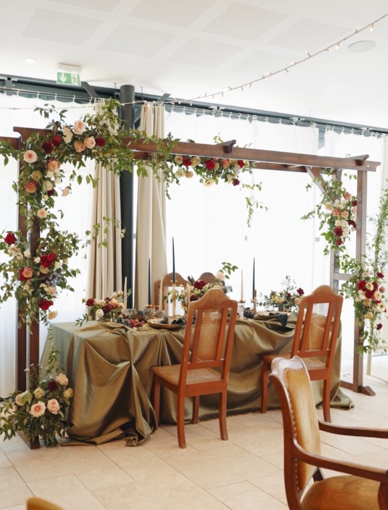 Photo d'un mariage à La Réunion – Table d'honneur – Pergola bois, Décoration florale