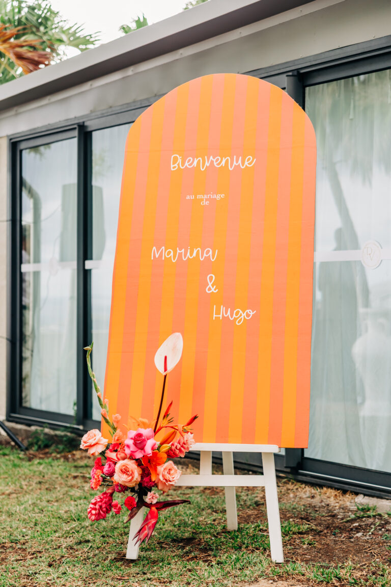 Photo d'un mariage à La Réunion – Panneau de bienvenue – Décoration florale