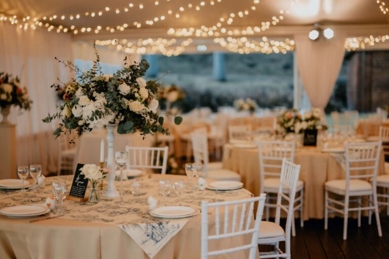 Photo d'un mariage à La Réunion – Centre de table – Décoration florale, Chaises chiavari blanches, Tables rondes