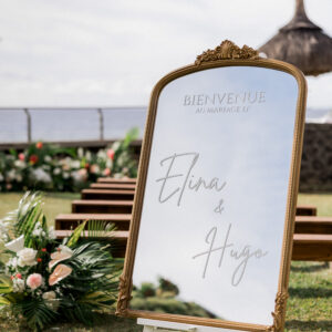 Photo d'une cérémonie laïque à La Réunion – Panneau de bienvenue – Miroir doré effet vieilli, Décoration florale, Bancs de cérémonie