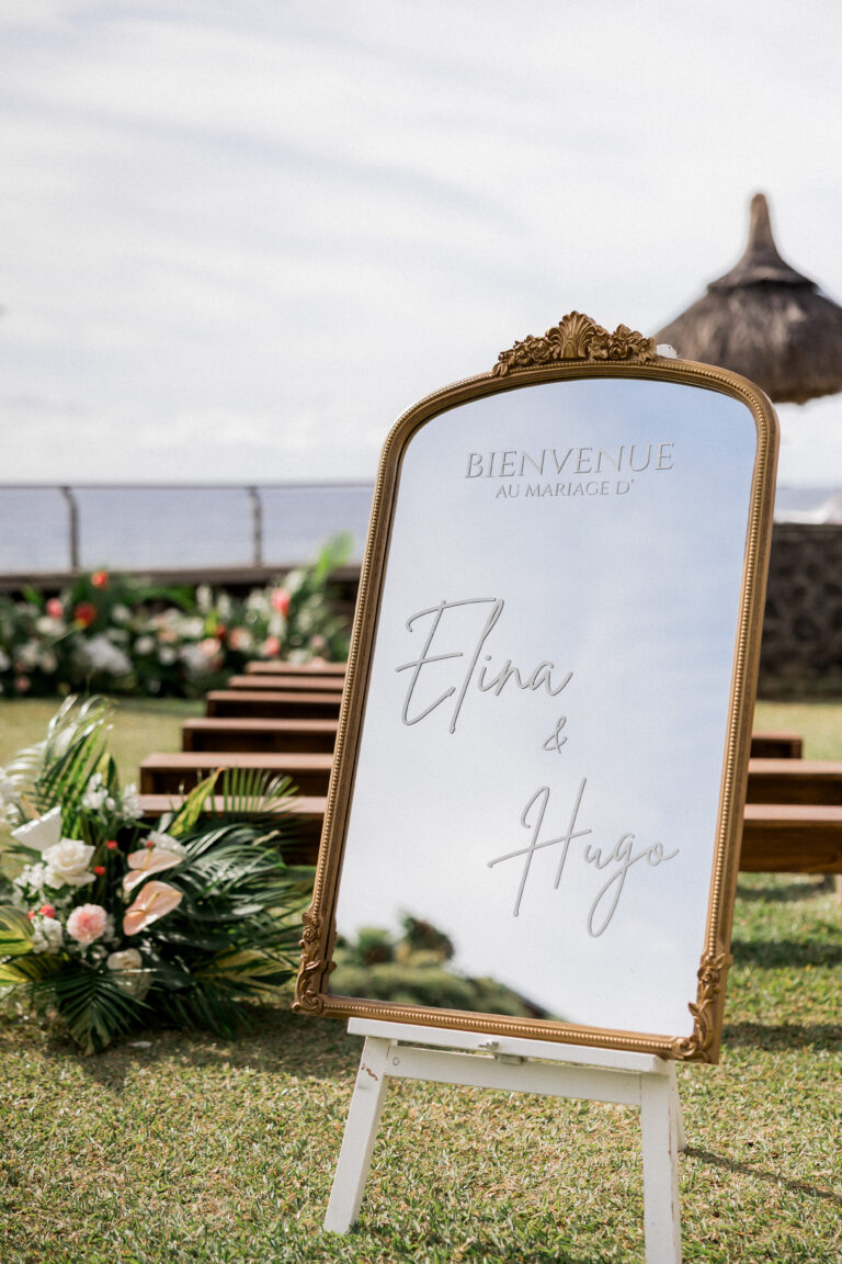 Photo d'une cérémonie laïque à La Réunion – Panneau de bienvenue – Miroir doré effet vieilli, Décoration florale, Bancs de cérémonie