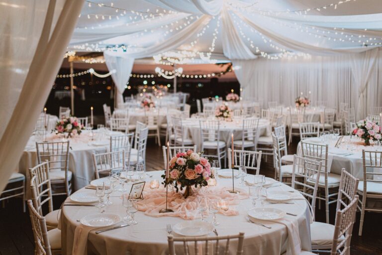 Photo d'un mariage à La Réunion – Décoration florale, Chaises chiavari blanches, Tables rondes