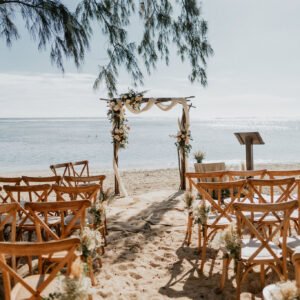Photo d'une cérémonie laïque à La Réunion – Plage – Chaises crossback