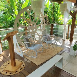 Photo d'une cérémonie laïque à La Réunion – Arche rosace « Amma », Bancs de cérémonies blancs
