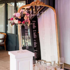 Photo d'un mariage à La Réunion – Plan de tables – Miroir doré effet vieilli, Décoration florale