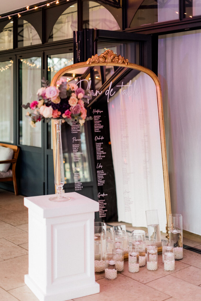 Photo d'un mariage à La Réunion – Plan de tables – Miroir doré effet vieilli, Décoration florale