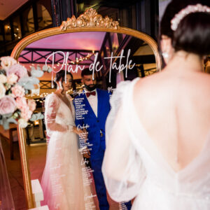 Photo d'un mariage à La Réunion – Plan de tables – Miroir doré effet vieilli, Décoration florale