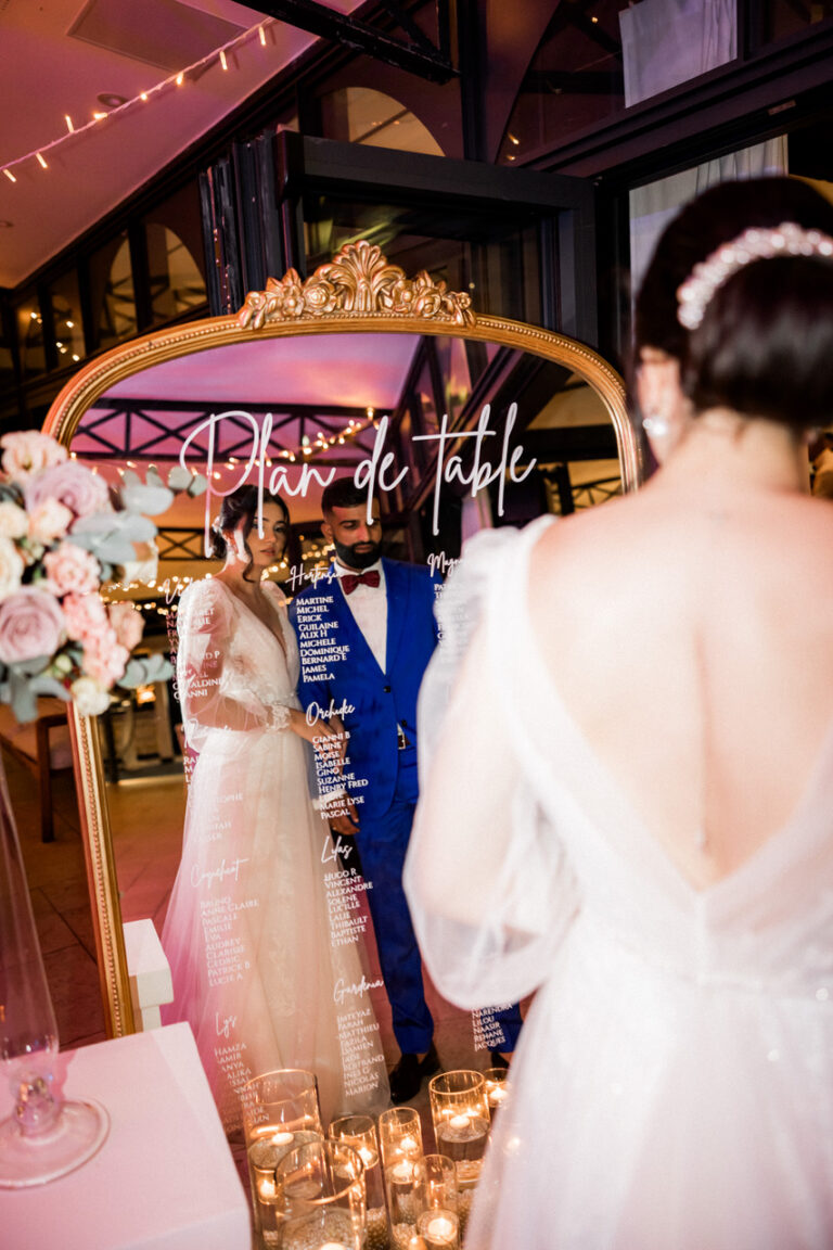 Photo d'un mariage à La Réunion – Plan de tables – Miroir doré effet vieilli, Décoration florale