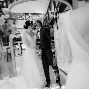 Photo d'un mariage à La Réunion – Plan de tables – Miroir doré effet vieilli, Décoration florale