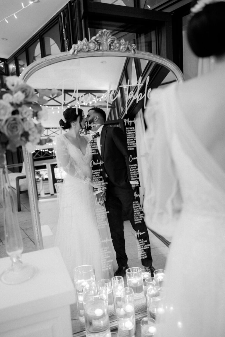 Photo d'un mariage à La Réunion – Plan de tables – Miroir doré effet vieilli, Décoration florale