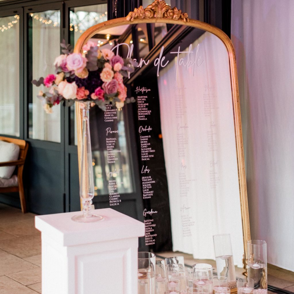 Photo d'un mariage à La Réunion – Plan de tables – Miroir doré effet vieilli, Décoration florale