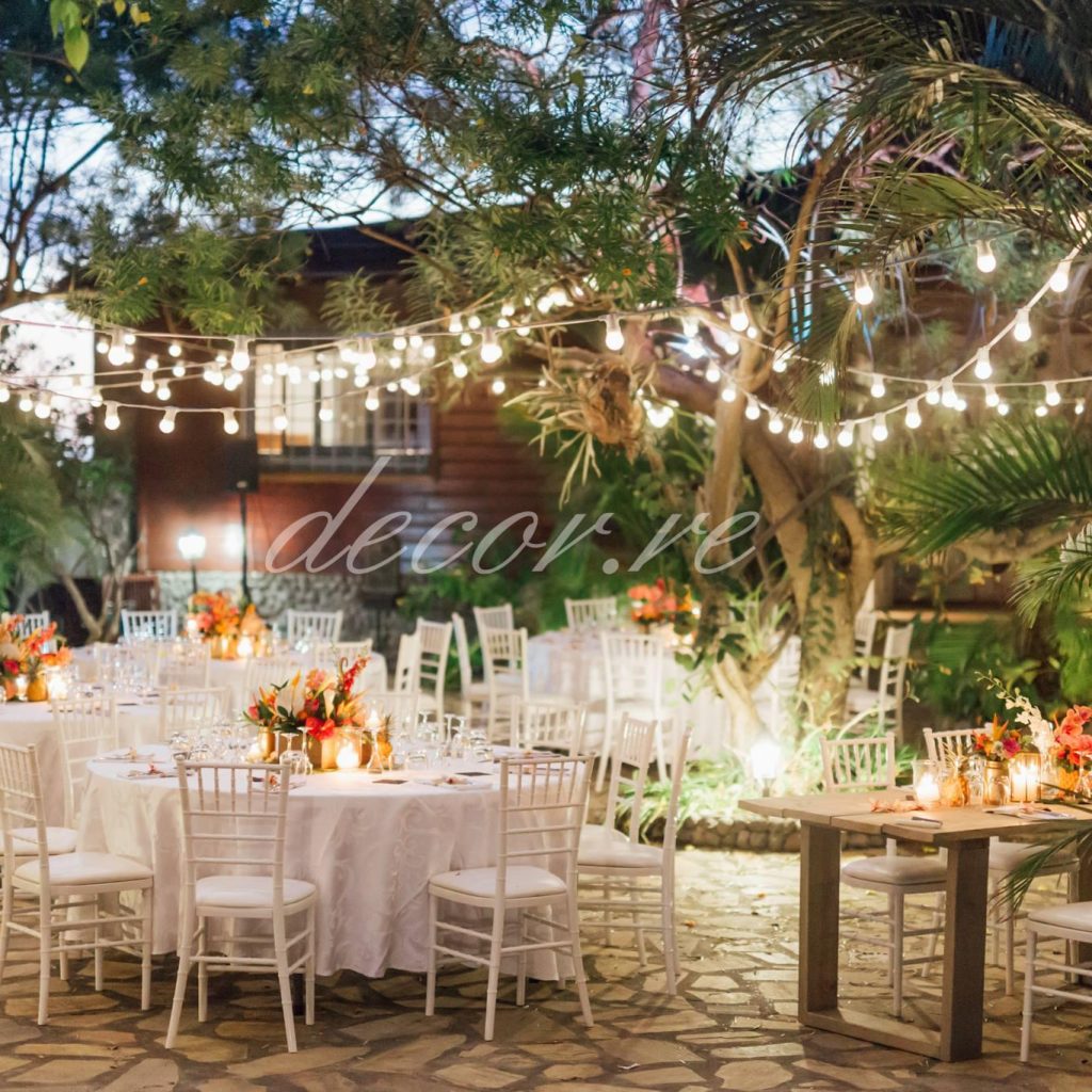Photo d'un mariage à La Réunion – Décoration florale, Chaises chiavari blanches, Tables rondes