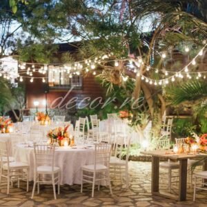 Photo d'un mariage à La Réunion – Décoration florale, Chaises chiavari blanches, Tables rondes
