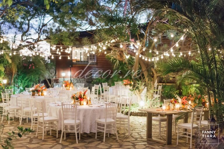 Photo d'un mariage à La Réunion – Décoration florale, Chaises chiavari blanches, Tables rondes