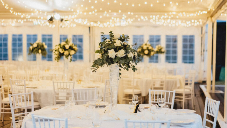Photo d'un mariage à La Réunion – Chaises chiavari blanches, Tables rondes, Guirlandes lumineuses
