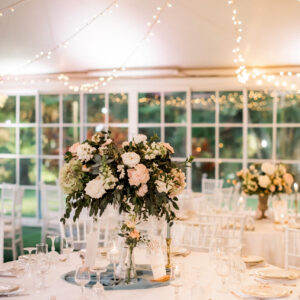 Photo d'un mariage à La Réunion – Centre de table – Guirlandes lumineuses