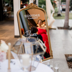 Photo d'un mariage à La Réunion – Panneau de bienvenue – Miroir doré effet vieilli, Décoration florale