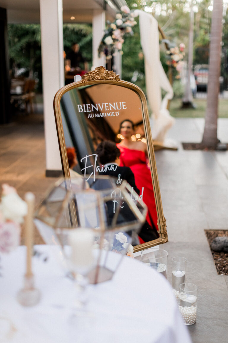 Photo d'un mariage à La Réunion – Panneau de bienvenue – Miroir doré effet vieilli, Décoration florale
