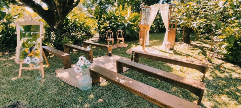 Photo d'une cérémonie laïque à La Réunion – Arche porte « Mélanie », Bancs de cérémonie